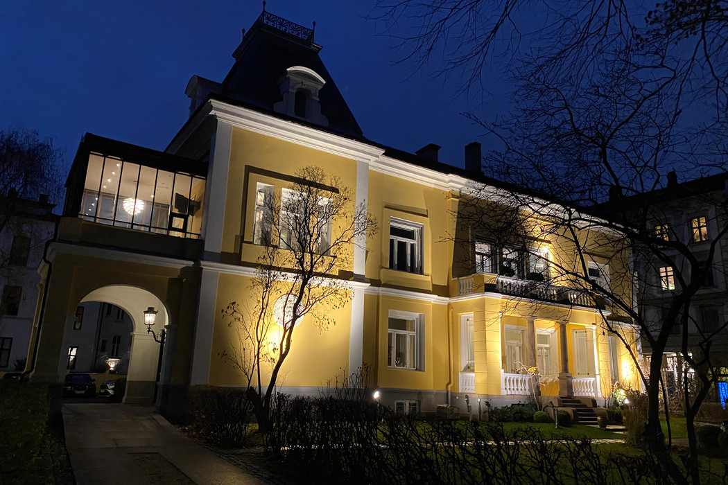Fritt Ord's residence in Oslo by night, dramatically lit.